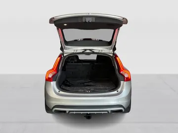 2018 Volvo V60 Cross Country - image 13