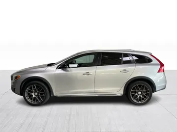 2018 Volvo V60 Cross Country - image 10