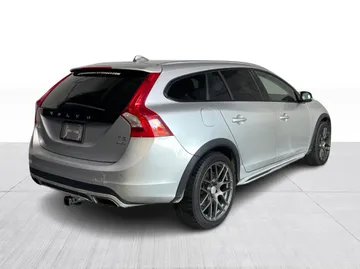 2018 Volvo V60 Cross Country - image 14
