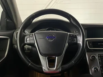 2018 Volvo V60 Cross Country - image 18