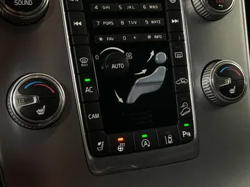 2018 Volvo V60 Cross Country - image 22