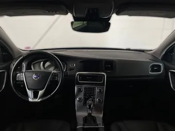 2018 Volvo V60 Cross Country - image 4