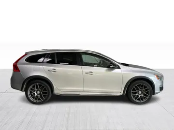 2018 Volvo V60 Cross Country - image 2