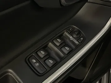 2018 Volvo V60 Cross Country - image 24