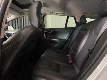 2018 Volvo V60 Cross Country - image 15