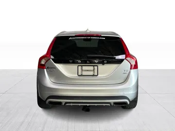 2018 Volvo V60 Cross Country - image 12