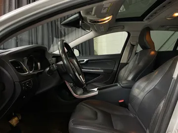 2018 Volvo V60 Cross Country - image 3