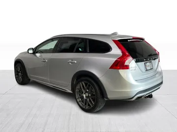 2018 Volvo V60 Cross Country - image 11