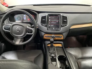 2022 Volvo XC90 - image 4