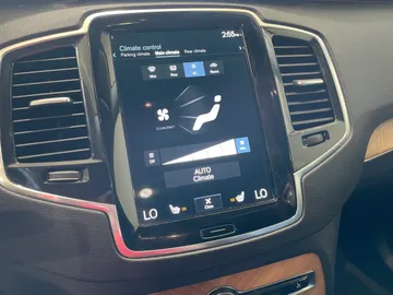 2022 Volvo XC90 - image 23