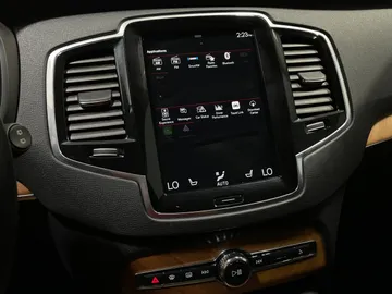 2022 Volvo XC90 - image 8