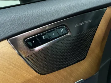 2022 Volvo XC90 - image 21