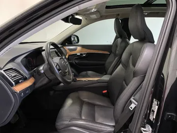 2022 Volvo XC90 - image 3