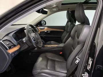 2022 Volvo XC90 - image 3