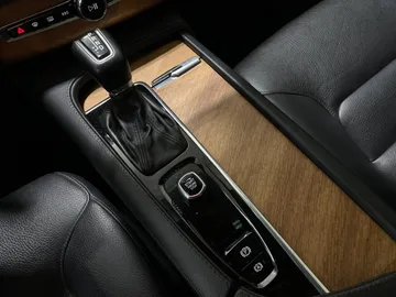 2022 Volvo XC90 - image 33