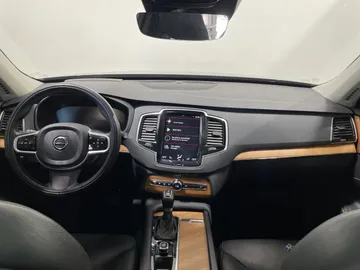 2022 Volvo XC90 - image 4