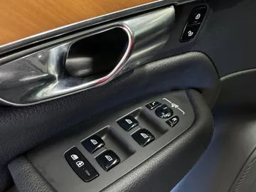 2022 Volvo XC90 - image 26