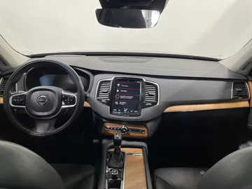 2022 Volvo XC90 - image 4