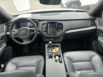 2022 Volvo XC90 - image 9