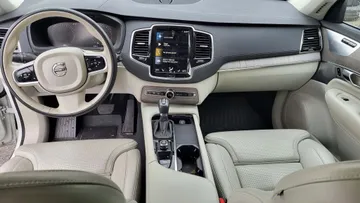 2022 Volvo XC90 - image 9