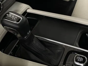 2022 Volvo XC90 - image 35