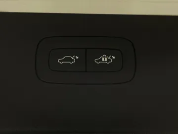 2022 Volvo XC90 - image 23