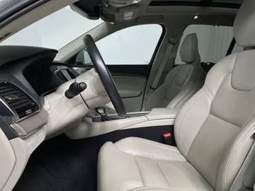2022 Volvo XC90 - image 3