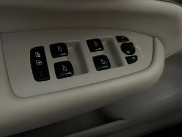 2022 Volvo XC90 - image 26