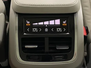 2022 Volvo XC90 - image 25