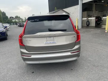 2022 Volvo XC90 - image 6