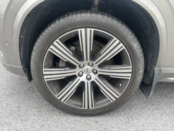 2022 Volvo XC90 - image 7