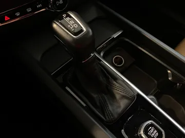 2019 Volvo XC60 - image 34