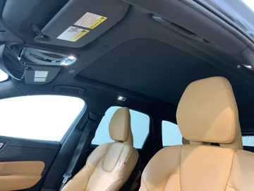 2019 Volvo XC60 - image 6