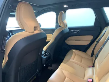 2019 Volvo XC60 - image 16