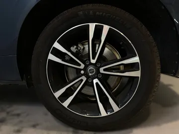 2019 Volvo XC60 - image 7