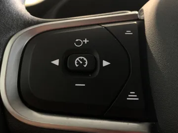2019 Volvo XC60 - image 31