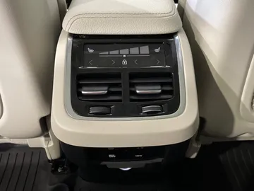 2019 Volvo XC60 - image 34
