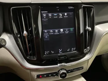 2019 Volvo XC60 - image 8