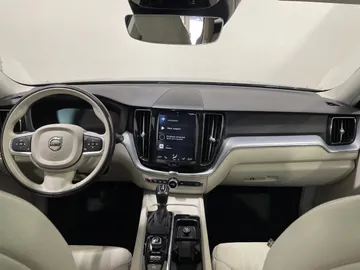 2019 Volvo XC60 - image 4