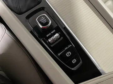 2019 Volvo XC60 - image 25