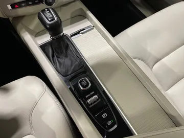 2019 Volvo XC60 - image 30