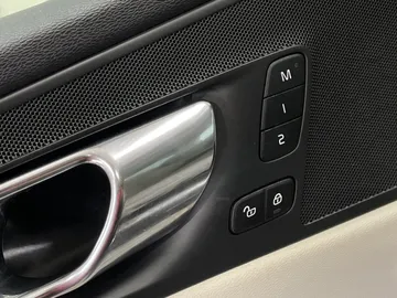 2019 Volvo XC60 - image 20