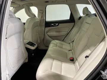 2019 Volvo XC60 - image 16