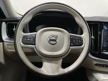 2019 Volvo XC60 - image 27
