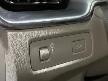 2019 Volvo XC60 - image 32