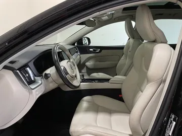 2019 Volvo XC60 - image 3