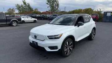 2021 Volvo XC40 - image 3