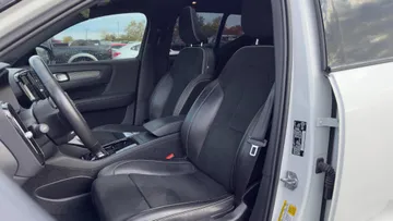 2021 Volvo XC40 - image 8