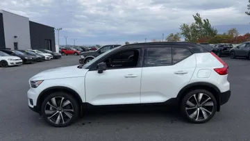 2021 Volvo XC40 - image 4