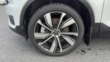 2021 Volvo XC40 - image 7